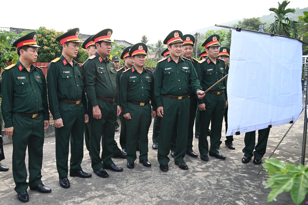 1.	Thượng tướng Vũ Hải Sản, Ủy viên Trung ương Đảng, Thứ trưởng Bộ Quốc phòng, kiểm tra, chỉ đạo phương án quy hoạch tổng mặt bằng doanh trại Trung đoàn, Sư đoàn 395.