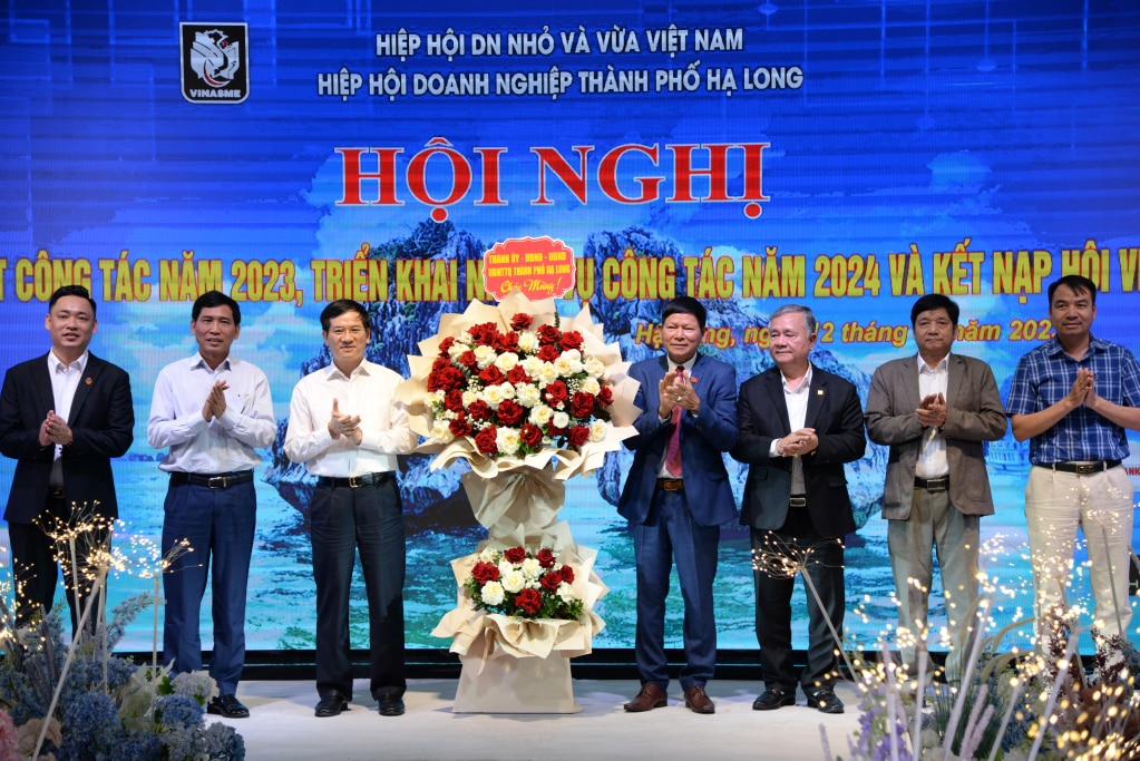 Lãnh đạo TP Hạ Long tặng hoa chúc mừng hội nghị.