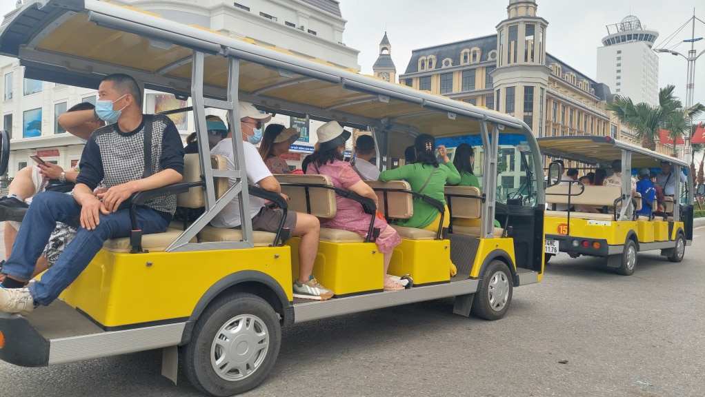 Chi hội Du lịch lữ hành Móng Cái đưa đón du khách Trung Quốc đến các tuyến, điểm du lịch trên địa bàn thành phố. Ảnh: Hữu Việt