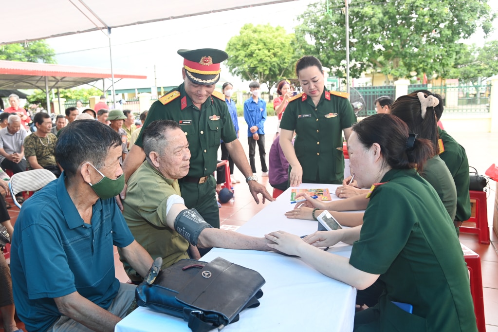 Bộ CHQS tỉnh phối hợp với Hội CTĐ tỉnh tổ chức khám bệnh, tư vấn sức khỏe cho người có công trên địa bàn TP Móng Cái, ngày 14/7/2023.