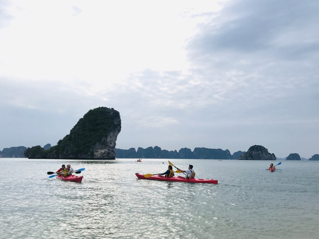 Du khách chèo thuyền kayak trên Vịnh Hạ Long.