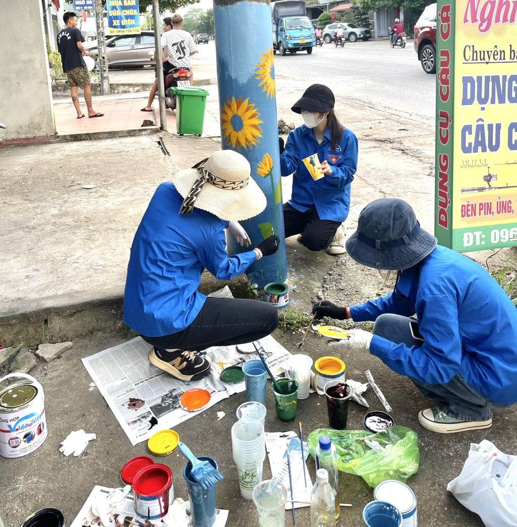 Công trình “Cột điện nở hoa”, của đoàn thanh niên xã Hải Đông góp phần tạo vẻ đẹp cảnh quan môi trường.