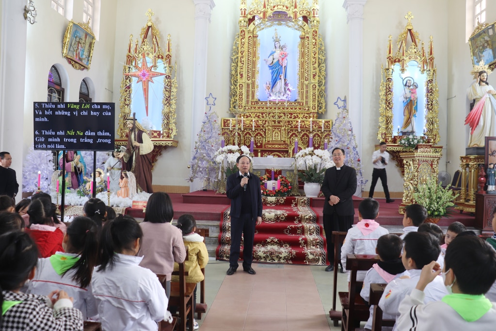 Đồng chí Bí thư Tỉnh ủy, Chủ tịch HĐND tỉnh trò chuyện thân mật với các cháu thiếu nhi tại Nhà thờ Giáo xứ Hòn Gai.