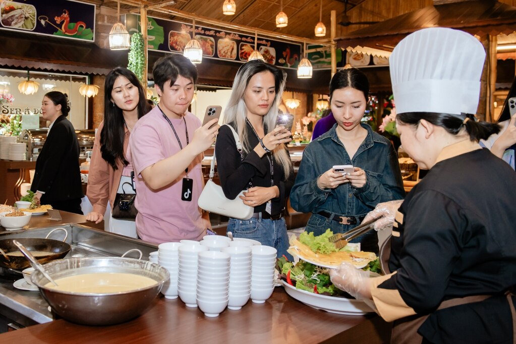 Các nhà sáng tạo nội dung, Tiktoker trải nghiệm và giới thiệu ẩm thực Quảng Ninh.