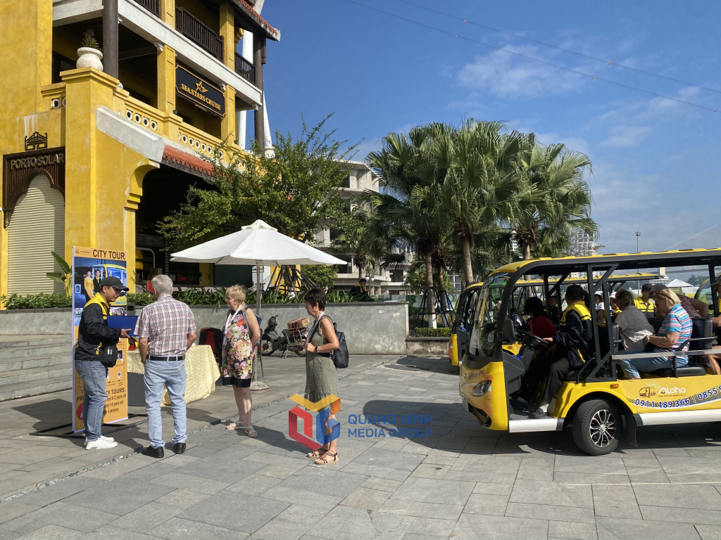 Các đơn vị lữ hành, city tour giới thiệu sản phẩm tham quan, trải nghiệm tại Vịnh Hạ Long cho du khách. 