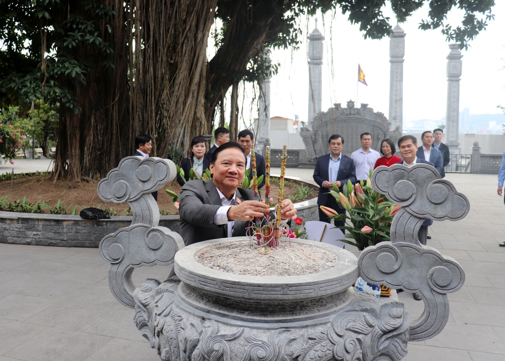 Đồng chí Nguyễn Khắc Định, Phó Chủ tịch Quốc hội cùng đoàn công tác đến thăm Khu di tích lịch sử và thắng cảnh núi Bài Thơ.