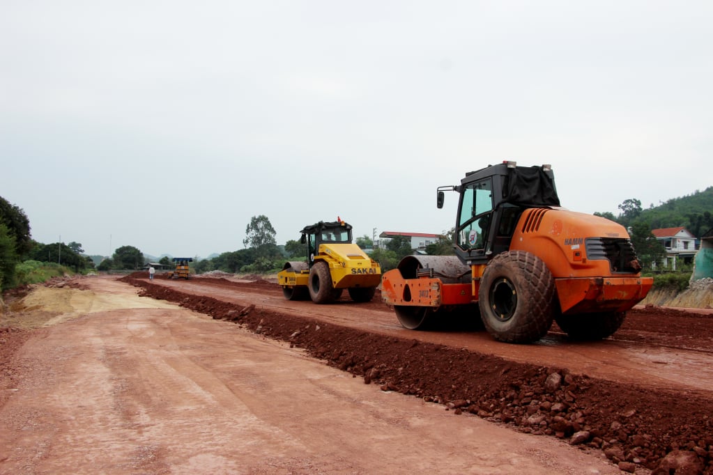 Dự án tuyến đường nối cầu Vân Đồn 3 đến Khu tái định cư xã Đoàn Kết (Vân Đồn) được triển khai thi công tích cực để giải ngân hết nguồn vốn năm 2023.