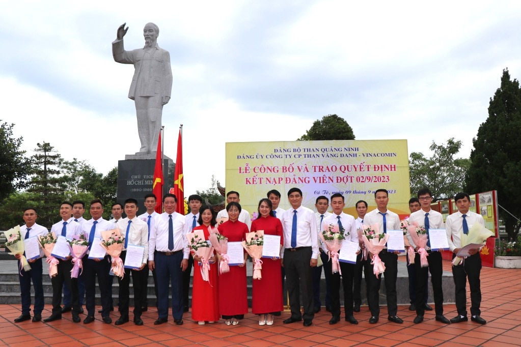 20 quần chúng ưu tú được Đảng uỷ Công ty CP than Vàng danh - Vinacomin công bố và trao quyết định kết nạp đảng dưới chân tượng đài Bác Hồ huyện Cô Tô. Ảnh: Việt Hoa