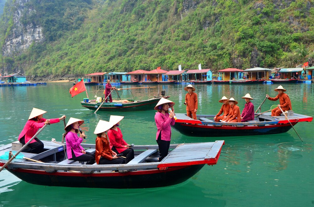 Biểu diễn hát giao duyên trên vịnh Hạ Long, phục vụ du khách tham quan ở Cửa Vạn.