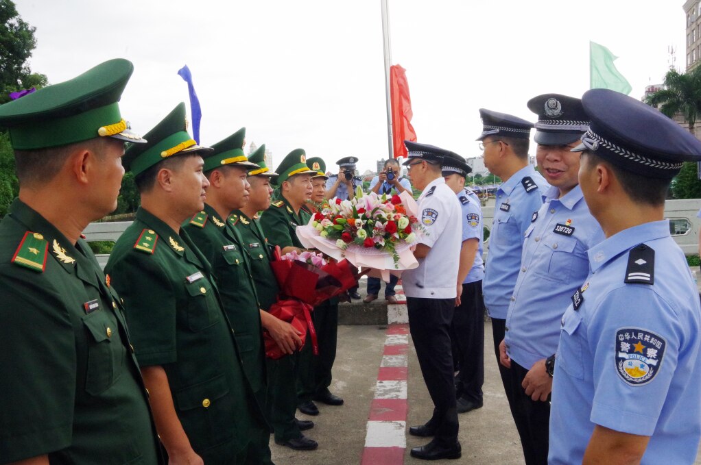 Đoàn Đại biểu Bộ đội Biên phòng Quảng Ninh (Việt Nam) đón Đoàn Đại biểu Trạm Kiểm tra Biên phòng Xuất nhập cảnh Đông Hưng (Trung Quốc) sang giao lưu nhân dịp 2/9/2023.