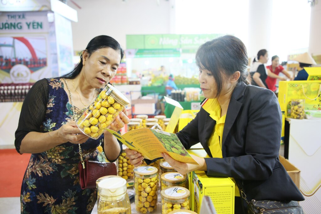 Du khách tìm hiểu và mua sản phẩm OCOP Trà hoa vàng Ba Chẽ. Ảnh: Minh Đức