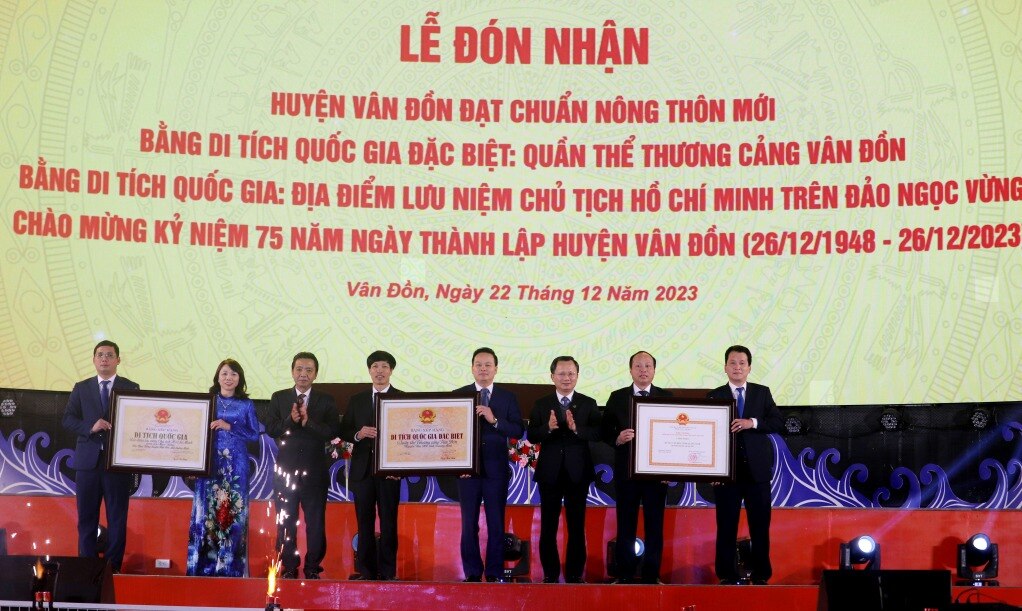 Thừa uỷ quyền của Thủ tướng Chính phủ, đồng chí Cao Tường Huy, Phó Bí thư Tỉnh uỷ, Chủ tịch UBND tỉnh và đồng chí…., trao Bằng….