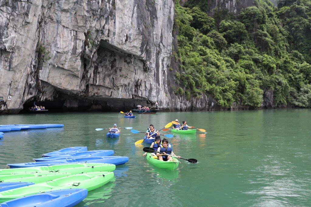 Du khách chèo thuyền kayak trên Vịnh Hạ Long. 