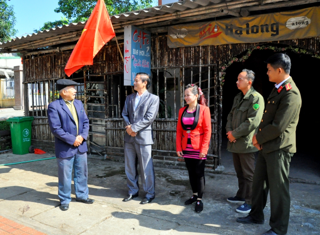 Ông Lý Tài Thông, người có uy tín của xã Tân Dân, huyện Hoành Bồ (ngoài cùng bên trái), cùng cán bộ xã tìm hiểu, nắm bắt tâm tư, nguyện vọng của người dân trên địa bàn.