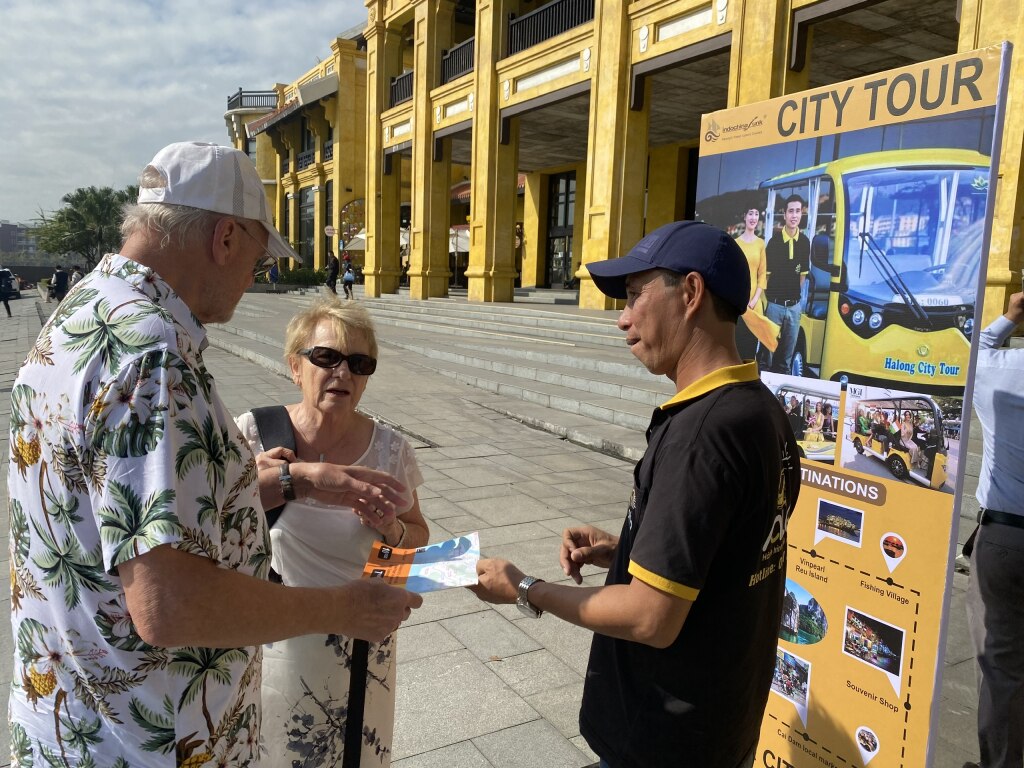 Nhân viên Công ty CP Du thuyền Đông Dương giới thiệu tour tham quan thành phố cho du khách tàu biển. 