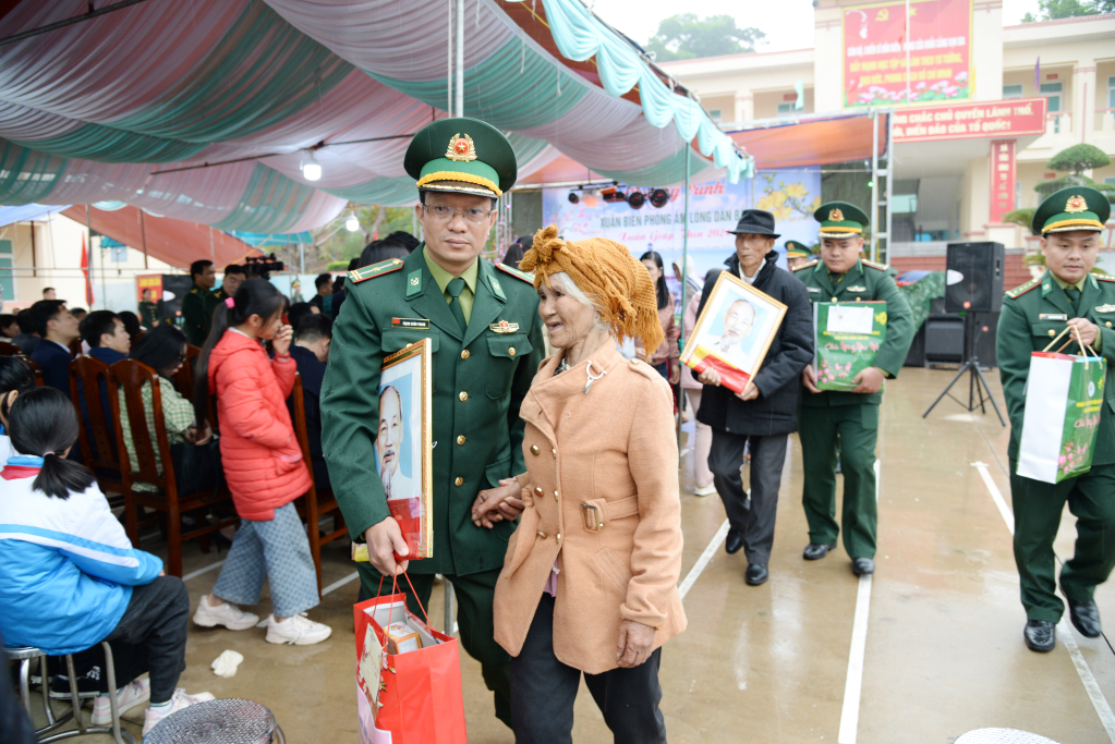 Những món quà mà BĐBP và các đơn vị đồng hành đã huy động được tuy chưa nhiều, song đó là tình cảm cảm chân thành xuất phát từ đáy lòng mỗi người cán bộ, chiến sĩ nơi tuyến đầu Tổ quốc với mong muốn bà con nhân dân bước sang năm mới có một cái Tết đầm ấm, vui tươi, sẽ không ai bị bỏ lại phía sau. 