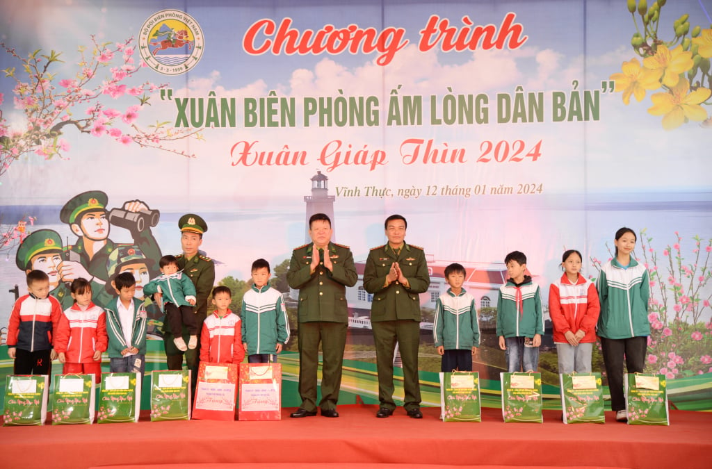 Lãnh đạo Đồn BPCK Cảng Vạn Gia tặng quà cho các em học sinh trong chương trình 