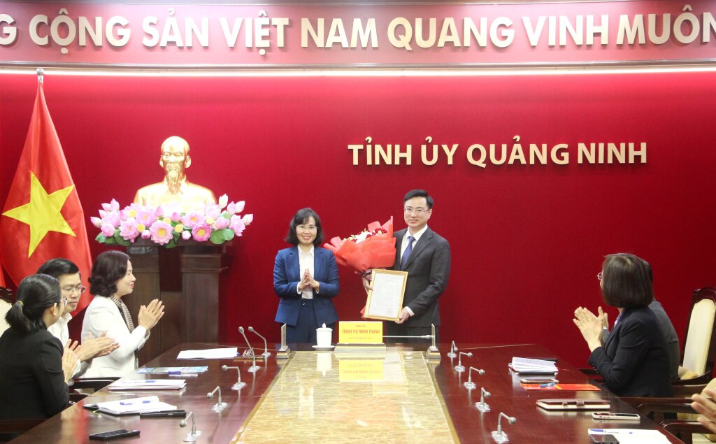 Đồng chí Trịnh Thị Minh Thanh, Phó Bí thư Thường trực Tỉnh ủy trao quyết định điều động, bổ nhiệm có thời hạn đồng chí Hoàng Văn Hải, Bí thư Tỉnh Đoàn giữ chức vụ Phó trưởng Ban Tuyên giáo Tỉnh ủy.