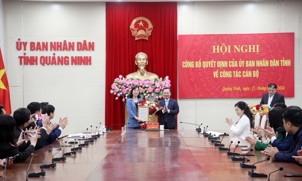 Đồng chí Cao Tường Huy, Chủ tịch UBND tỉnh, trao quyết định điều động, bổ nhiệm có thời hạn bà Nguyễn Thị Huệ, Trưởng Ban pháp chế HĐND tỉnh nhiệm kỳ 2021-2026 giữ chức vụ Chánh Thanh tra tỉnh.