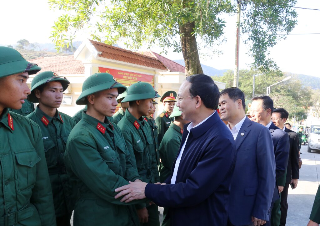 Đồng chí Bí thư Tỉnh ủy, Chủ tịch HĐND tỉnh trò chuyện với chiến sĩ Tiểu đoàn Bộ đội đảo Trần.