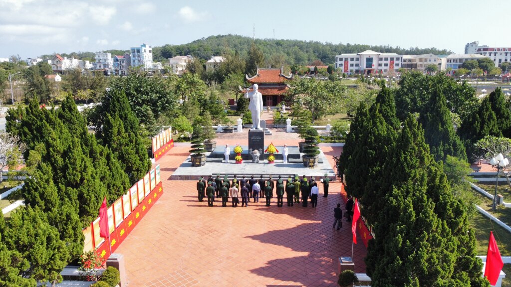 Đoàn công tác do đồng chí Nguyễn Xuân Ký, Bí thư Tỉnh ủy, Chủ tịch HĐND tỉnh dẫn đầu đến dâng hoa, dâng hương tại Khu di tích Quốc gia Hồ Chí Minh trên đảo Cô Tô.