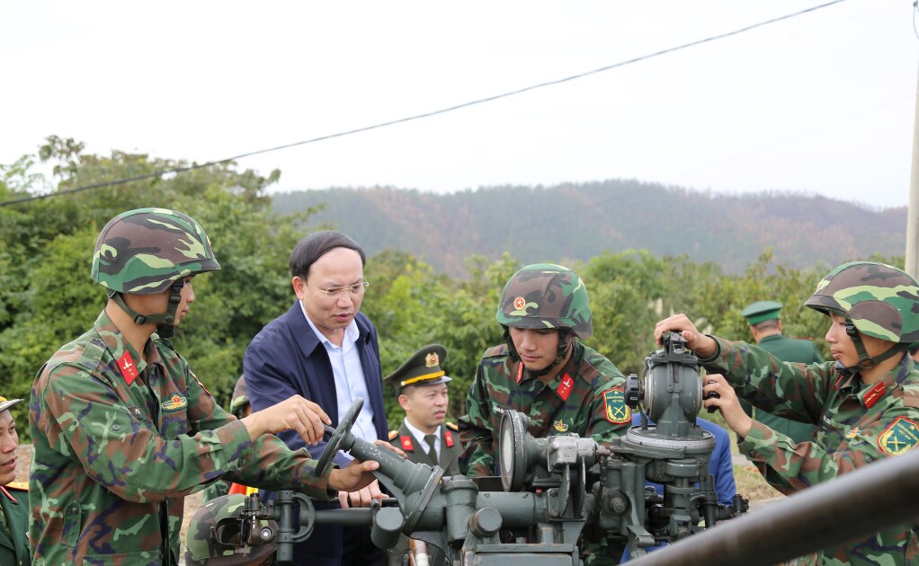 Đồng chí Bí thư Tỉnh ủy hỏi thăm và động viên cán bộ chiến sỹ làm nhiệm vụ sẵn sàng chiến đấu trên đảo Ngọc Vừng.