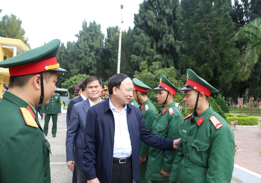 Đoàn công tác thăm, động viên, chúc Tết cán bộ, chiến sỹ đang làm nhiệm vụ tại Tiểu đoàn đảo thuộc Lữ đoàn 242 trên xã đảo Ngọc Vừng.