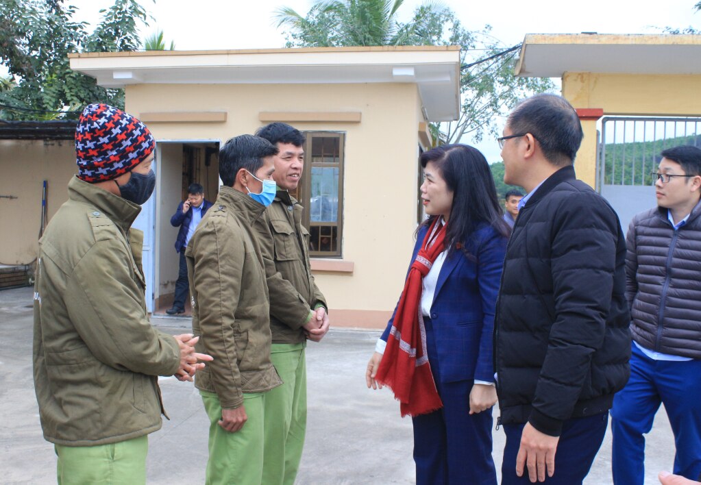 Đồng chí Nguyễn Thị Thu Hà, Phó trưởng Đoàn Đại biểu Quốc hội tỉnh đến thăm hỏi về điều kiện ăn ở, các hoạt động chăm lo trong dịp Tết cho học viên tại Cơ sở cai nghiện ma túy tỉnh Quảng Ninh