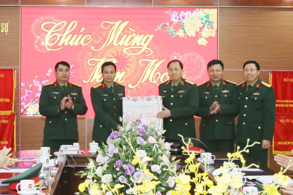 Thiếu tướng Nguyễn Đức Dũng, Phó tư lệnh, Tham mưu trưởng Quân khu 3, cùng đoàn công tác thăm, chúc tết cán bộ, chiến sĩ Ban CHQS huyện Hải Hà.