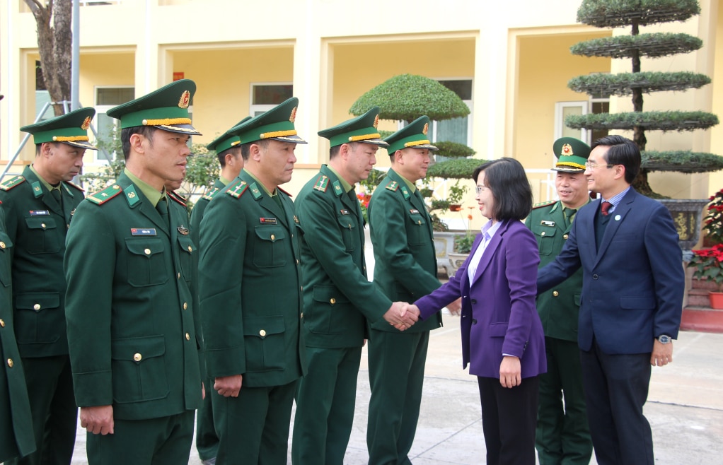 Đồng chí Trịnh Thị Minh Thanh, Phó Bí thư Thường trực Tỉnh ủy, động viên cán bộ, chiến sĩ Đồn Biên phòng cửa khẩu cảng Cẩm Phả.