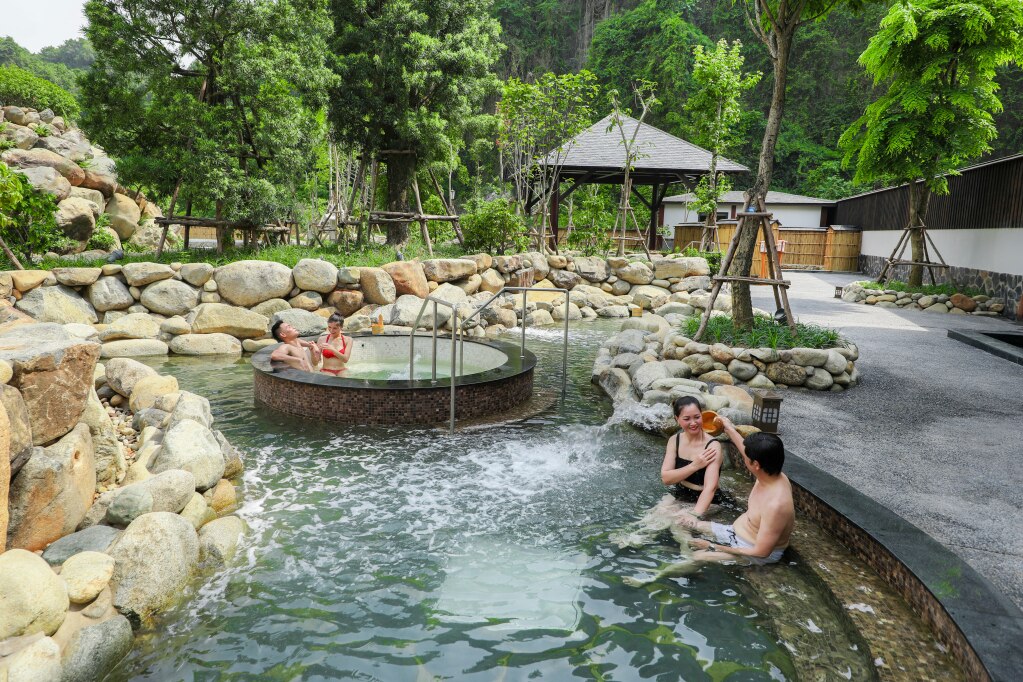 Du khách trải nghiệm tắm khoáng nóng tại Khu nghỉ dưỡng Yoko Onsen Quang Hanh (TP Cẩm Phả). 