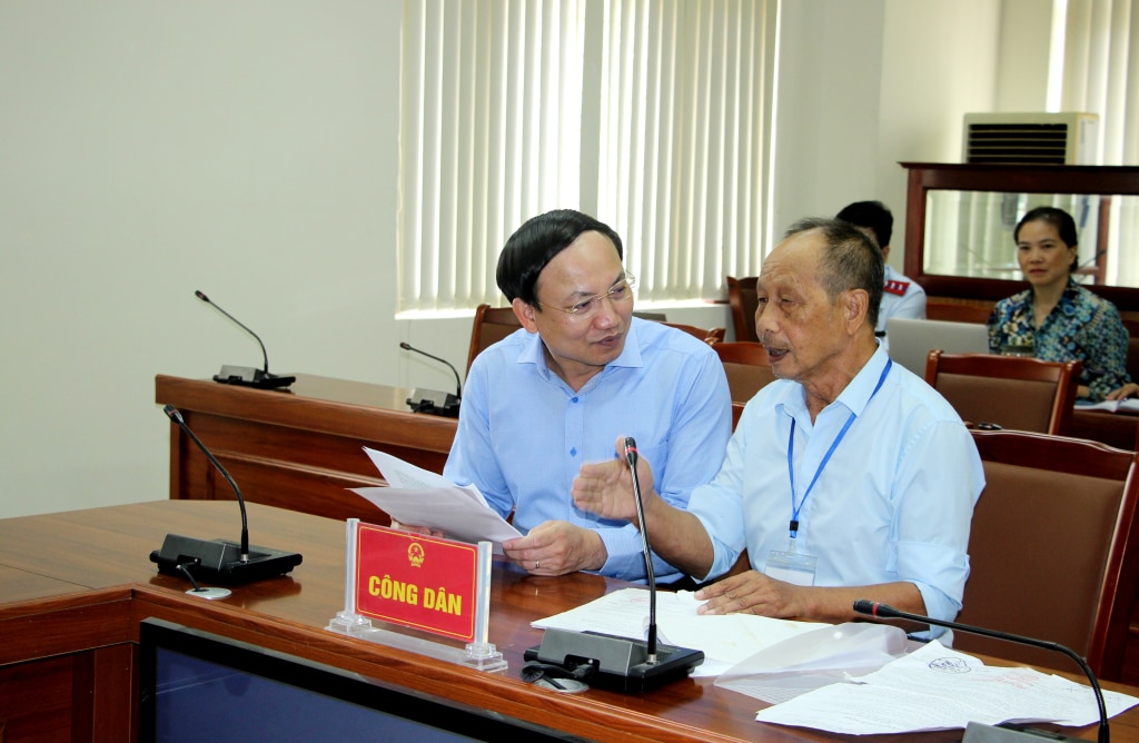 Đồng chí Nguyễn Xuân Ký, Ủy viên Ban Chấp hành Trung ương Đảng lắng nghe, giải quyết kiến nghị của công dân, tháng 7/2023. Ảnh: Mạnh Trường