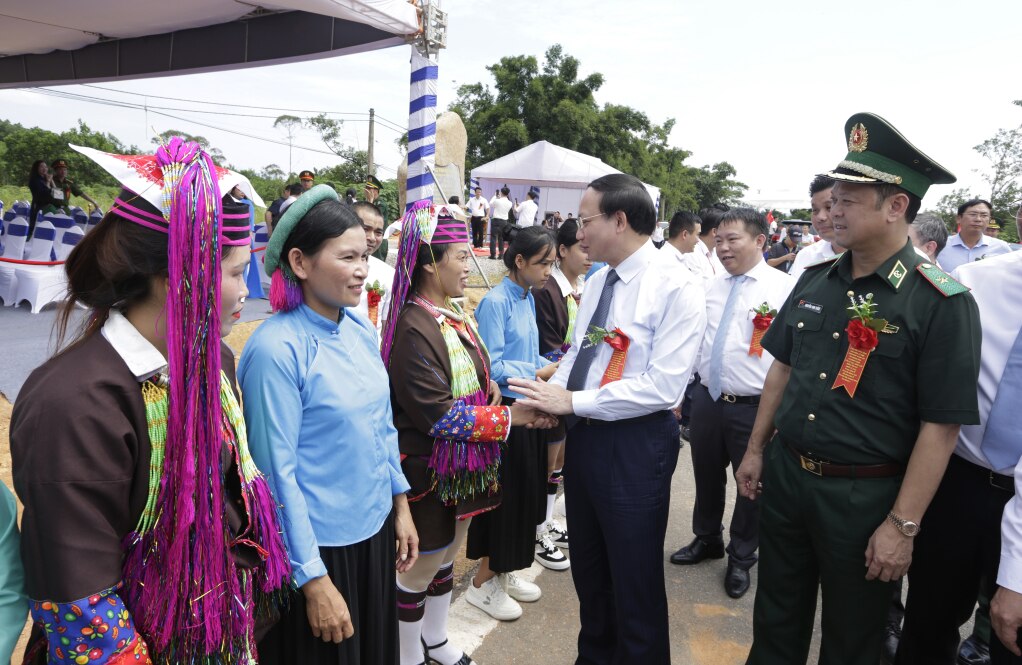 Đồng chí Nguyễn Xuân Ký, Ủy viên Trung ương Đảng, Bí thư Tỉnh ủy, Chủ tịch HĐND tỉnh trò chuyện với bà con nhân dân xã Hải Sơn, TP Móng Cái.