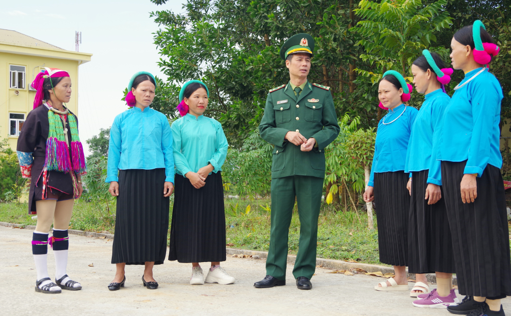 Lãnh đạo Đồn BP Bắc Sơn vận động, tuyên truyền người dân 