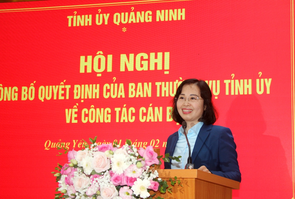 Đồng chí Trịnh Thị Minh Thanh, Phó Bí thư Thường trực Tỉnh ủy, phát biểu giao nhiệm vụ cho đồng chí Đỗ Xuân Điệp, Phó Bí thư Thị ủy Quảng Yên.