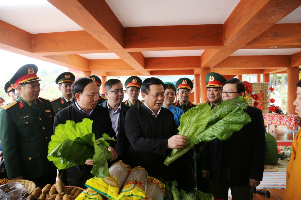 Đồng chí Nguyễn Xuân Thắng cùng lãnh đạo tỉnh Quảng Ninh và các đồng chí trong đoàn công tác tham quan gian hàng trưng bày các sản phẩm tiêu biểu của xã Đại Dực.