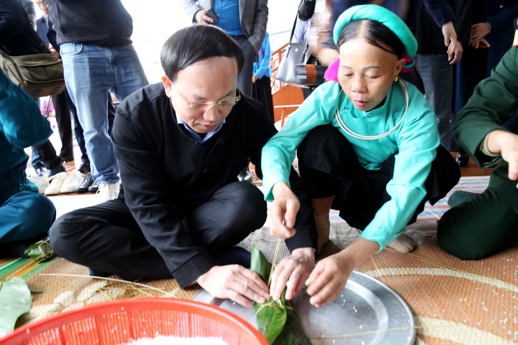 Đồng chí Nguyễn Xuân Ký, Ủy viên Trung ương Đảng, Bí thư Tỉnh ủy, Chủ tịch HĐND tỉnh tham gia gói bánh chưng chung vui cùng bà con nhân dân xã Đại Dực.