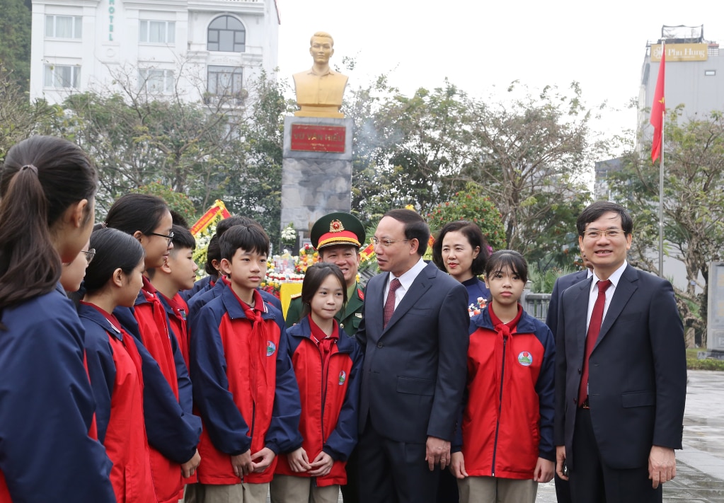 Đồng chí Nguyễn Xuân Ký, Ủy viên Trung ương Đảng, Bí thư Tỉnh ủy, Chủ tịch HĐND tỉnh trò chuyện và căn dặn các học sinh thành phố Hạ Long.