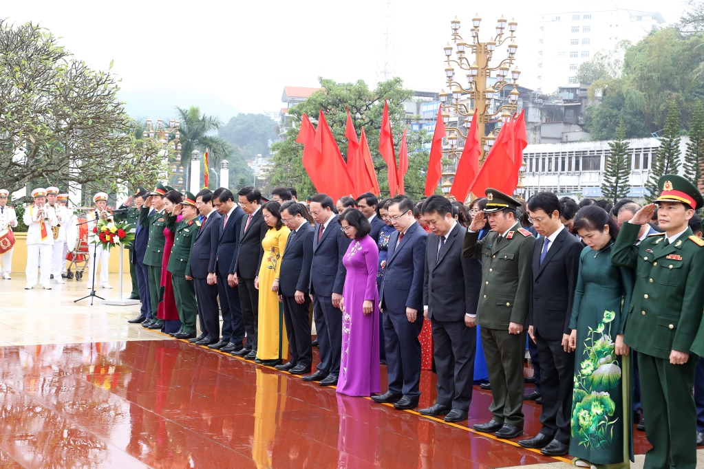 Các đại biểu dành một phút mặc niệm để tưởng nhớ các anh hùng liệt sĩ và Anh hùng lực lượng vũ trang nhân dân - liệt sĩ Vũ Văn Hiếu, Bí thư Đặc khu ủy đầu tiên Khu mỏ Quảng Ninh.