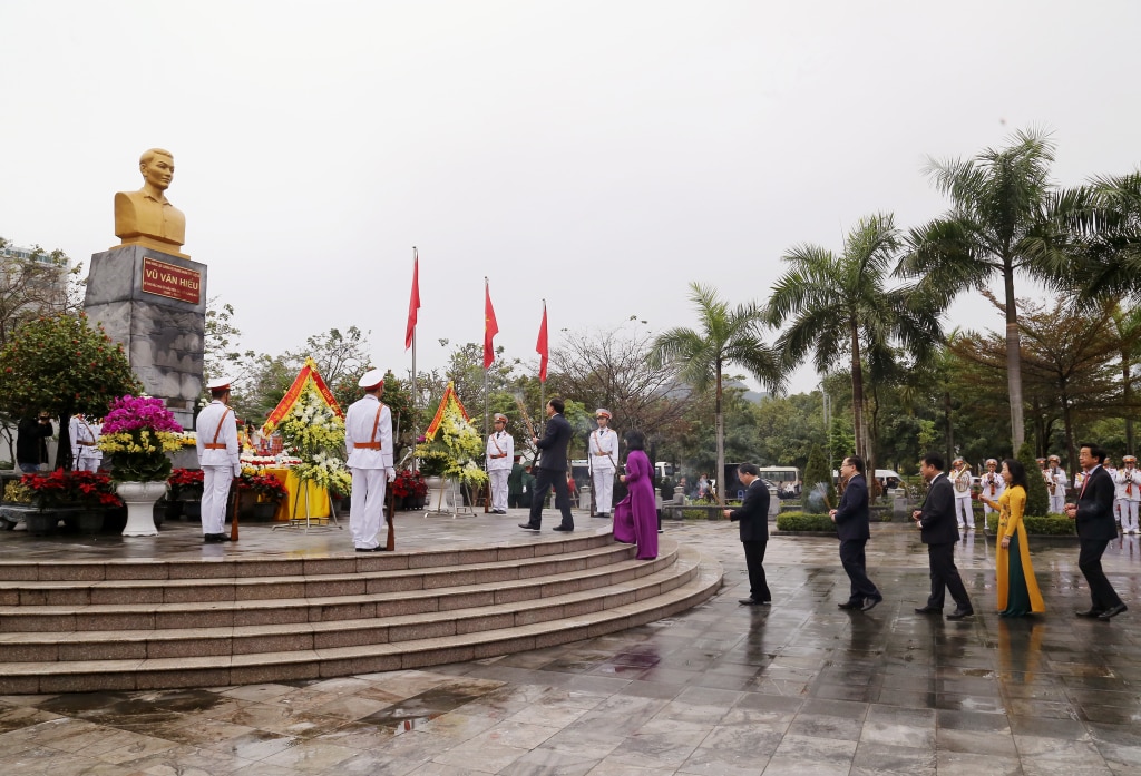 Đoàn đại biểu tỉnh dâng hương tại Tượng đài đồng chí Vũ Văn Hiếu, Bí thư Đặc Khu ủy đầu tiên Khu mỏ Quảng Ninh.