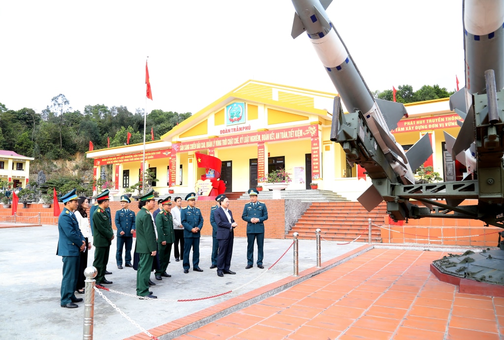 Đồng chí Nguyễn Xuân Ký, Ủy viên Trung ương Đảng, Bí thư Tỉnh ủy, Chủ tịch HĐND tỉnh kiểm tra nhiệm vụ sẵn sàng chiến đấu tại Trung đoàn Tên lửa 213 – Đoàn Trần Phú (Sư đoàn Phòng không 363).