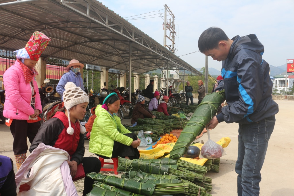 Giống như bao chợ khác, chợ Tết ở Bình Liêu không thể thiếu mặt hàng lá dong để gói bánh chưng.