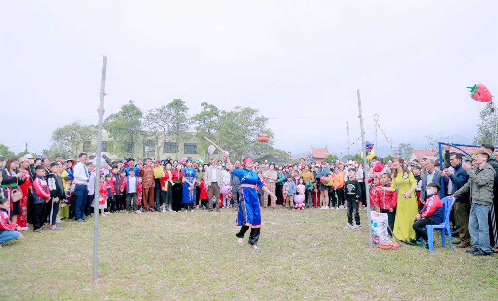 Người dân và du khách thích thú với các trò chơi trong Chương trình “Xuân về với ngày hội văn hóa các dân tộc xã Tràng Lương”, TX Đông Triều. Ảnh: Trung tầm TT-VH TX Đông Triều