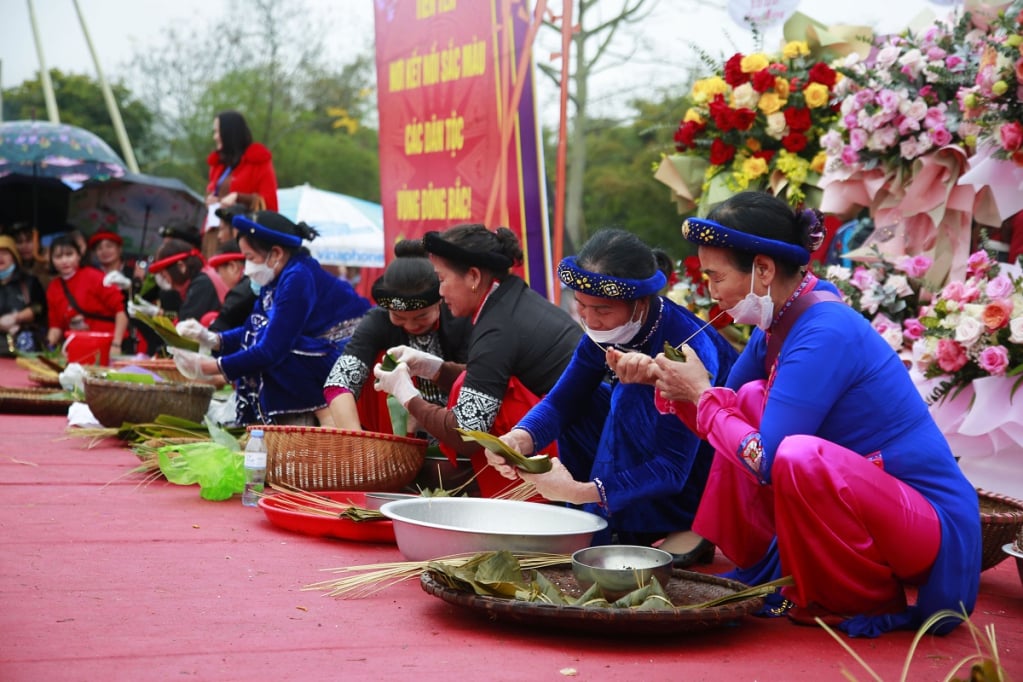 Các đội tham gia thi gói bánh cốc mò.