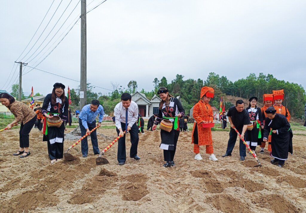 Các đại biểu thực hiện nghi lễ cuốc hố tra hạt cầu mong mưa thuận gió hòa, mùa mùa bội thu.