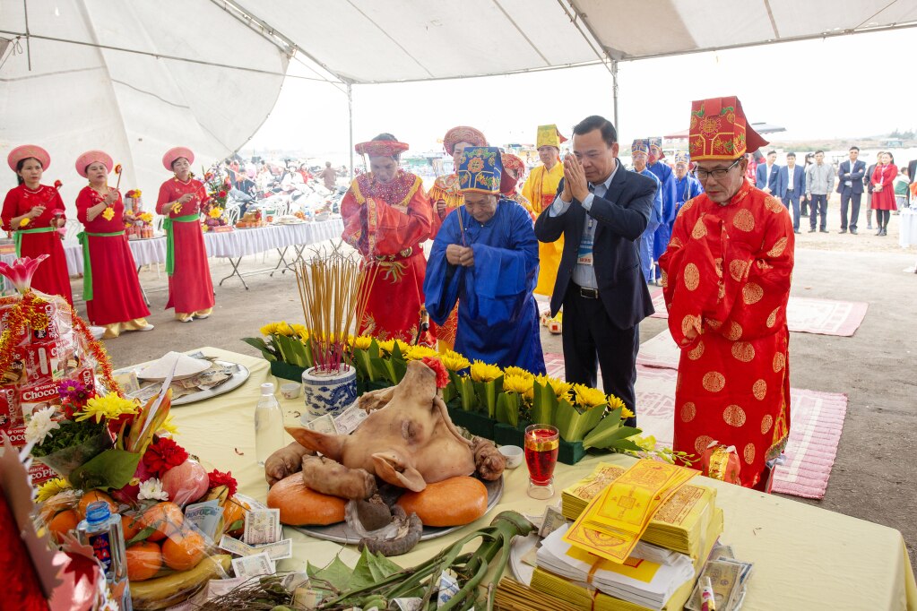 Lễ vật tế thần biển, ngoài hương hoa thì còn có thủ lợn.