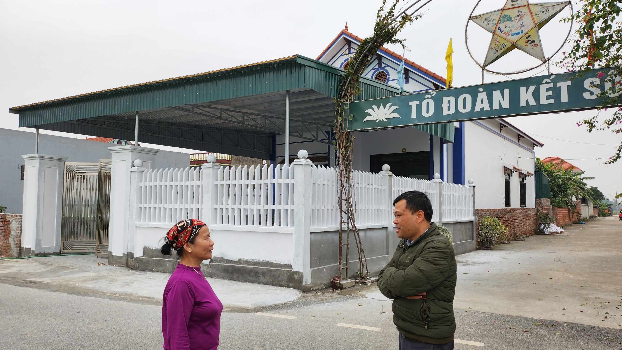 Người dân thôn Đông Thành, xã Bình Dương vui mừng chia sẻ về đổi thay trên quê hương.