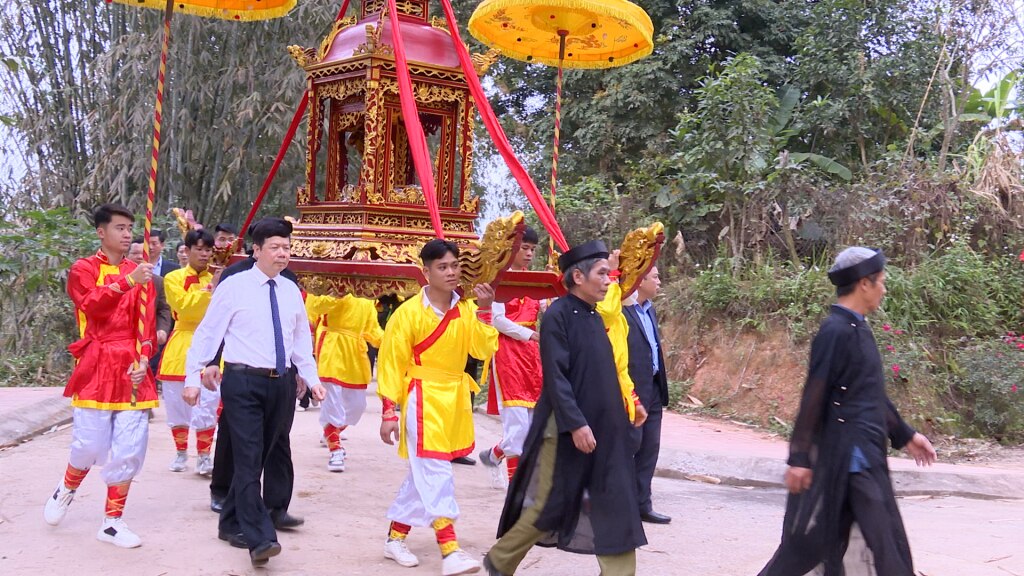 Lễ rước kiệu Thần Hoàng làng được cán bộ, nhân dân các dân tộc trên địa bàn huyện rước xung quanh thôn Làng Dạ.