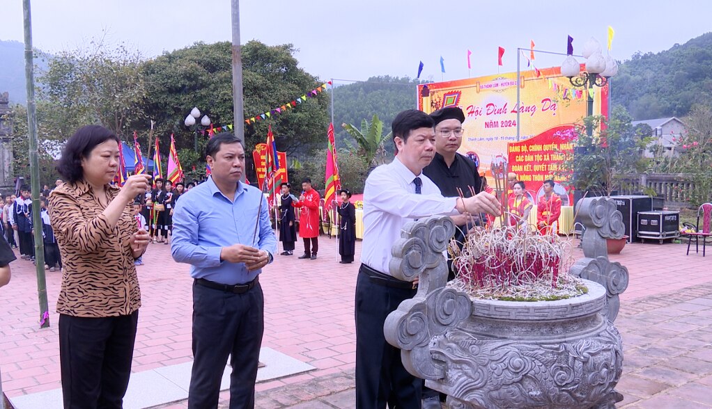 Các đại biểu và nhân dân dâng hương Lễ hội Đình Làng Dạ.