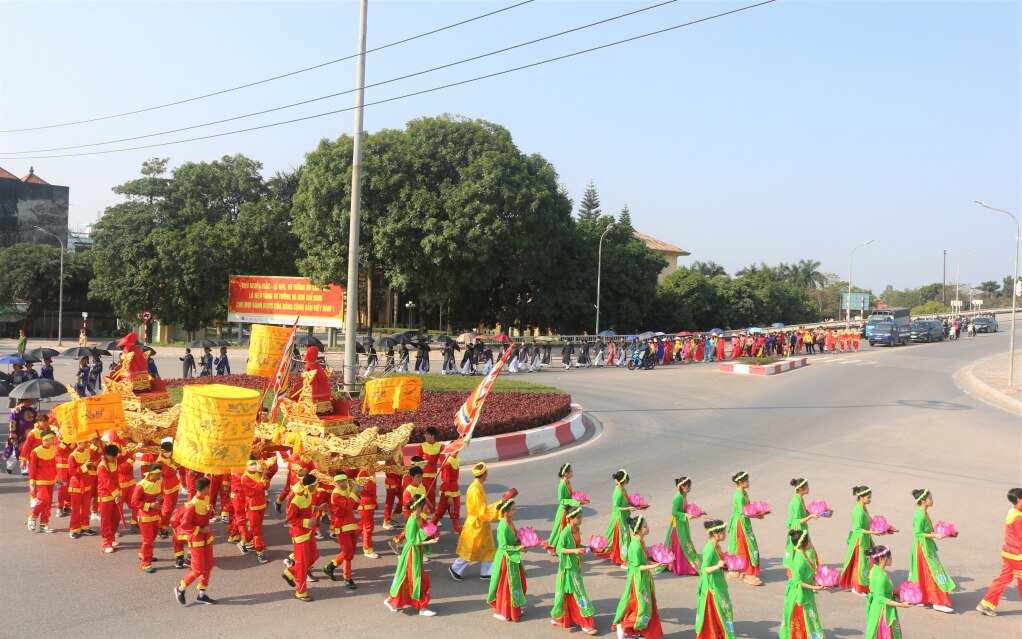 Dòng người nô nức rước thần du xuân qua những cung đường đẹp như thơ của thành phố đôi bờ sông biên giới.